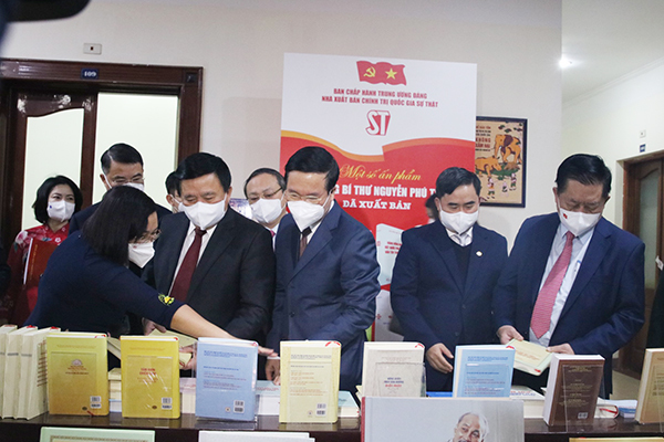 Thường trực Ban Bí thư Võ Văn Thưởng và các lãnh đạo tham dự lễ ra mắt sách