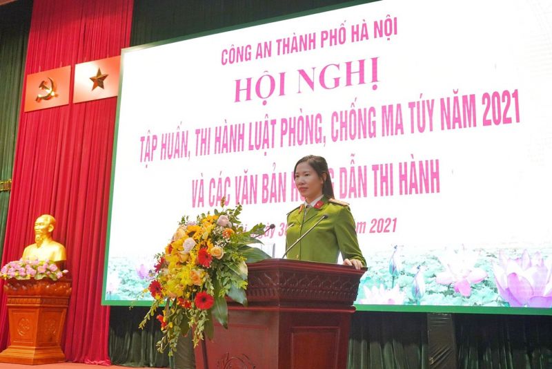 Thiếu tá Trần Thị Thu Hà, Đội trưởng Đội 6, Phòng Cảnh sát điều tra tội phạm về ma tuý, Công an thành phố Hà Nội đang tập huấn, thi hành Luật Phòng chống ma tuý 2021 và các văn bản hướng dẫn thi hành