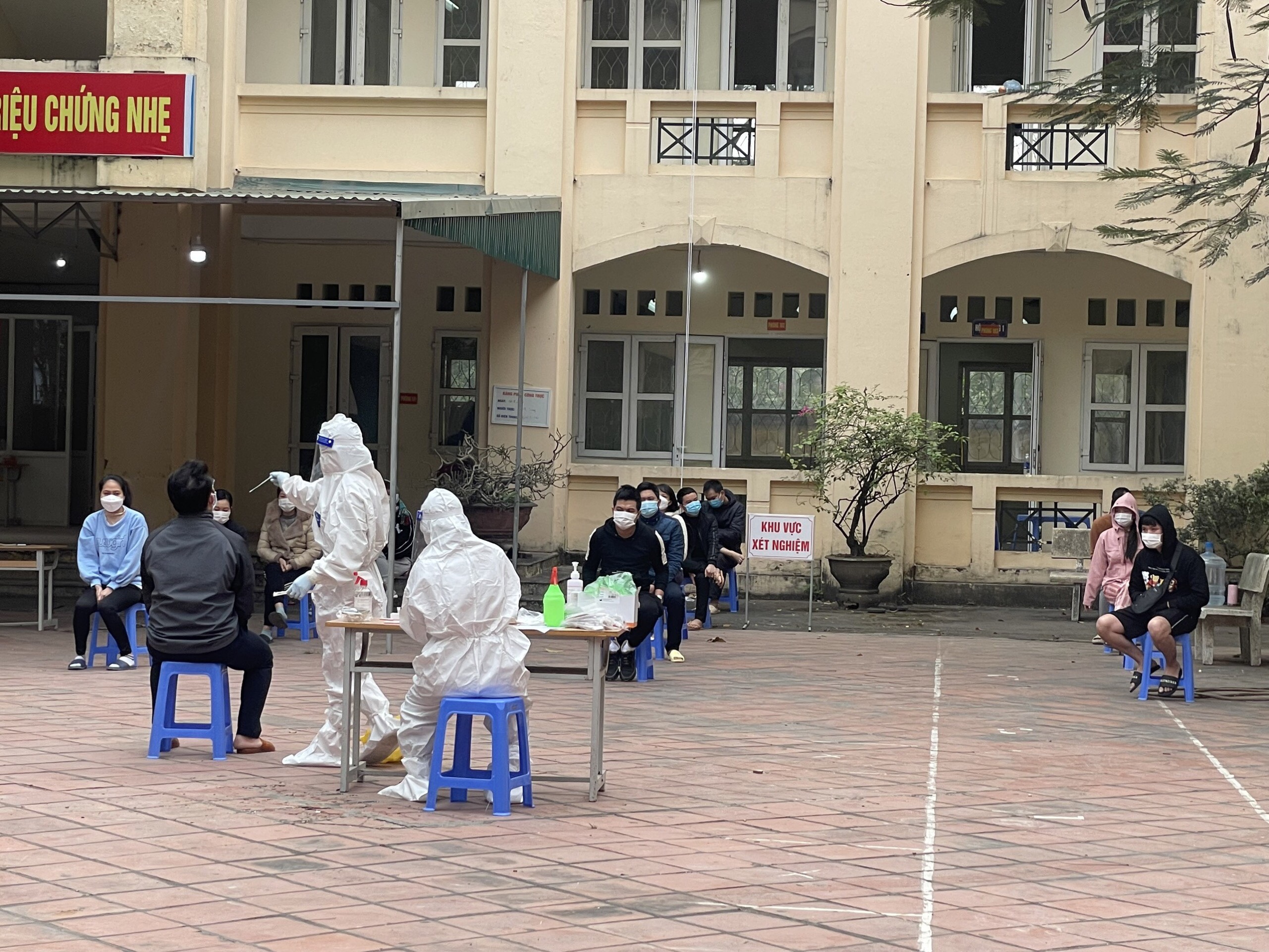 Khám sàng lọc và tiêm vắc-xin xuyên Tết cho người dân