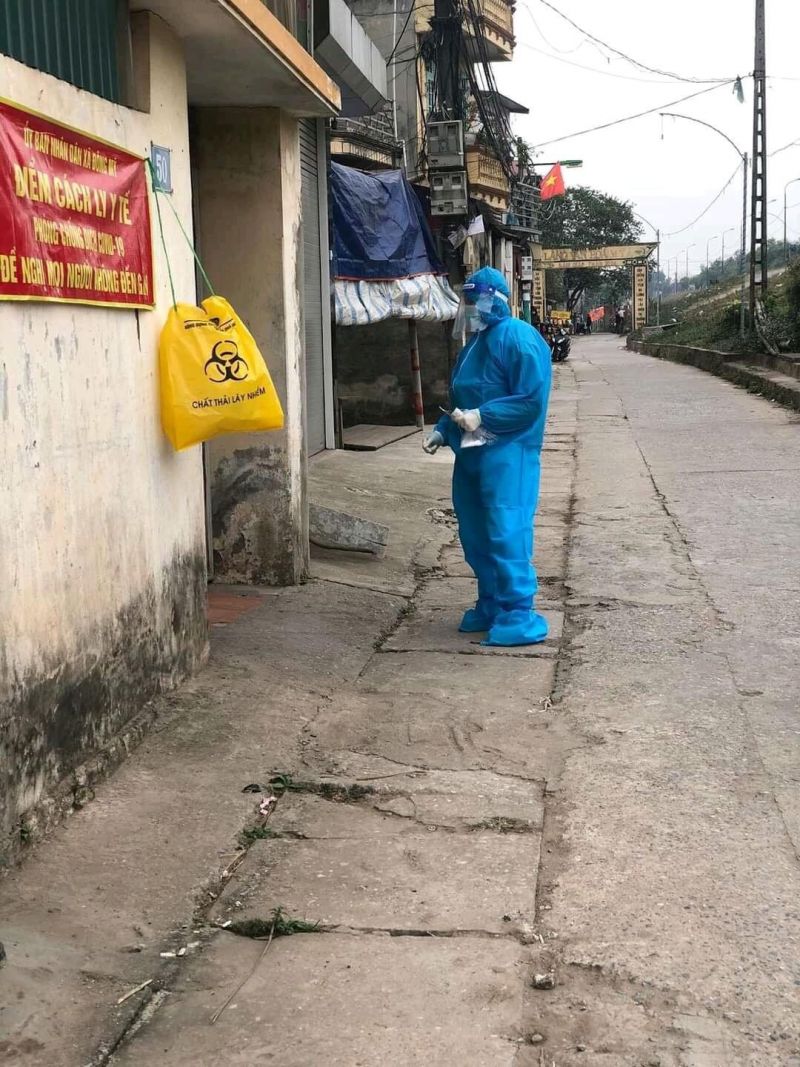 Cán bộ y tế cấp phát thuốc tại nhà cho các F0 đang điều trị