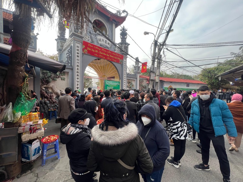 Người dân vái vọng ở Phủ Tây Hồ khi đến lễ cầu an đầu Xuân