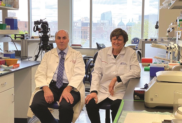 Giáo sư Katalin Karikó và cộng sự - giáo sư Drew Weissmen tại phòng thí nghiệm. Giáo sư Katalin Karikó và cộng sự - giáo sư Drew Weissmen tại phòng thí nghiệm.