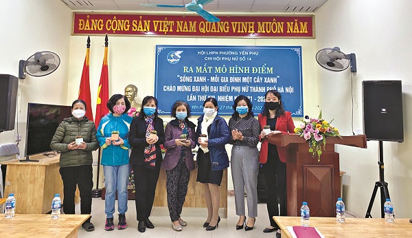 Hội LHPN phường Yên Phụ ra mắt mô hình điểm “Sống xanh - Mỗi gia đình một cây xanh”. 	Ảnh: HPN Hội LHPN phường Yên Phụ ra mắt mô hình điểm “Sống xanh - Mỗi gia đình một cây xanh”. 	Ảnh: HPN