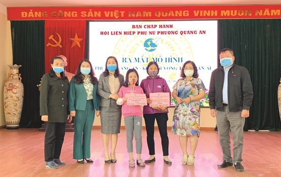 Hội LHPN phường Quảng An tặng quà cho phụ nữ khó khăn và học bổng cho học sinh nghèo vượt khó. 	Ảnh: HPN Hội LHPN phường Quảng An tặng quà cho phụ nữ khó khăn và học bổng cho học sinh nghèo vượt khó. 	Ảnh: HPN