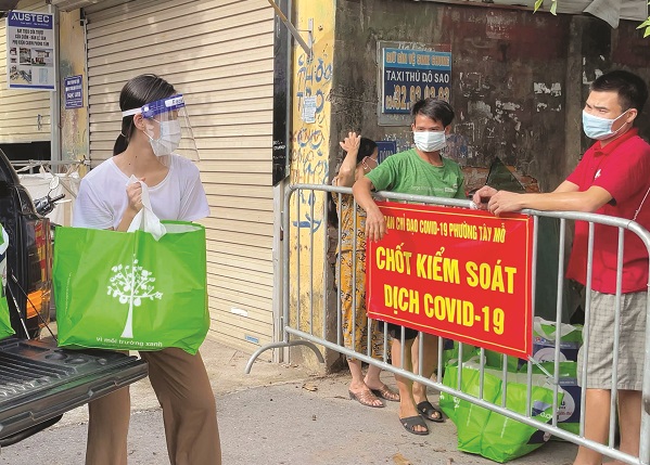 Hoa hậu Đỗ Hà tặng quà người dân bị cách ly ở Hà Nội