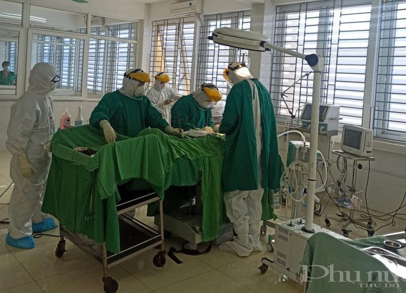 Các bác sĩ phẫu thuật cấp cứu cho bệnh nhân. Các bác sĩ phẫu thuật cấp cứu cho bệnh nhân.