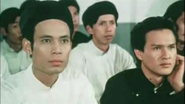 NSƯT Tiến Hợi (bên trái) thể hiện vai Nguyễn Tất Thành trong phim “Hẹn gặp lại Sài Gòn” NSƯT Tiến Hợi (bên trái) thể hiện vai Nguyễn Tất Thành trong phim “Hẹn gặp lại Sài Gòn”
