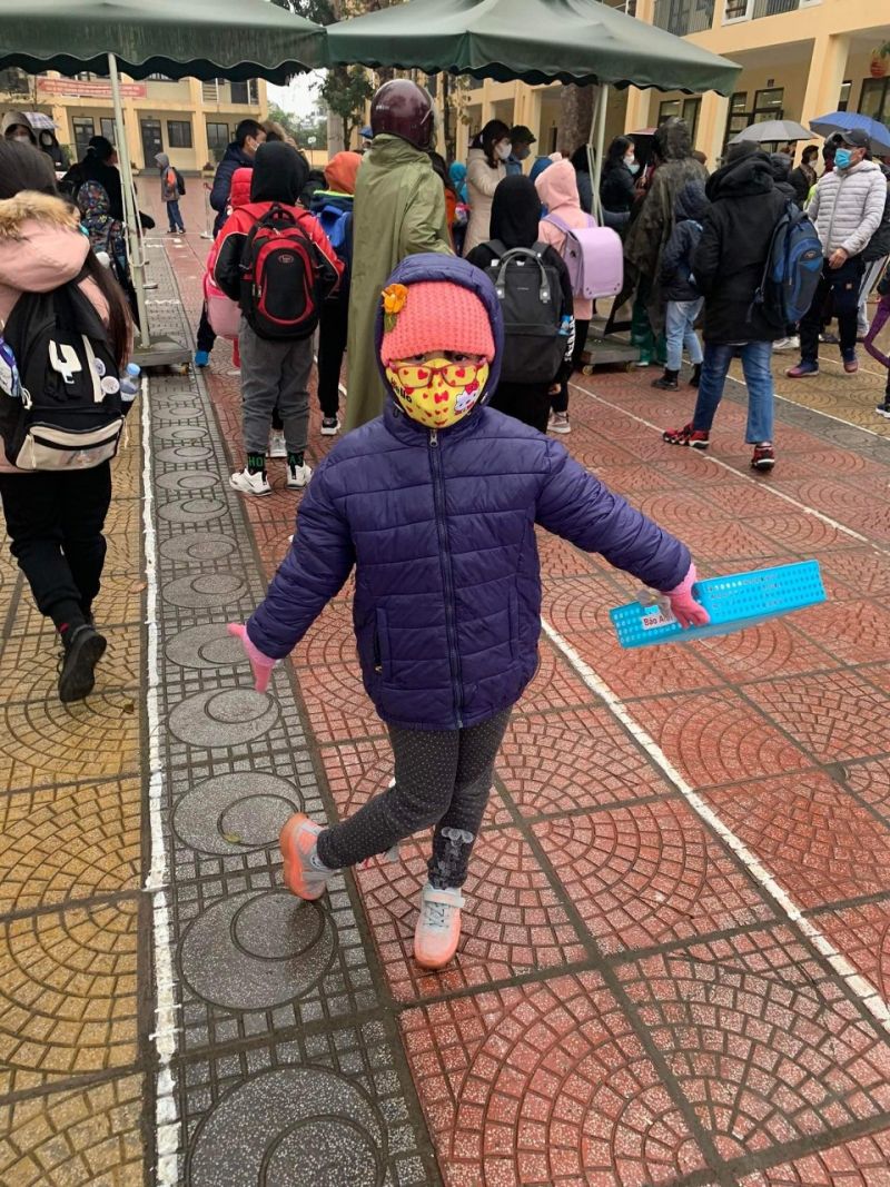 Bé Sóc-học sinh lớp 1, trường tiểu học Yên Viên nhảy chân sáo khi được tới trường