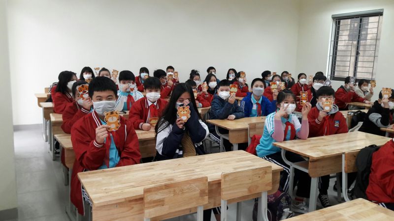 Các học sinh khoe lì xì được nhận trong tiết học đầu tiên tại trường