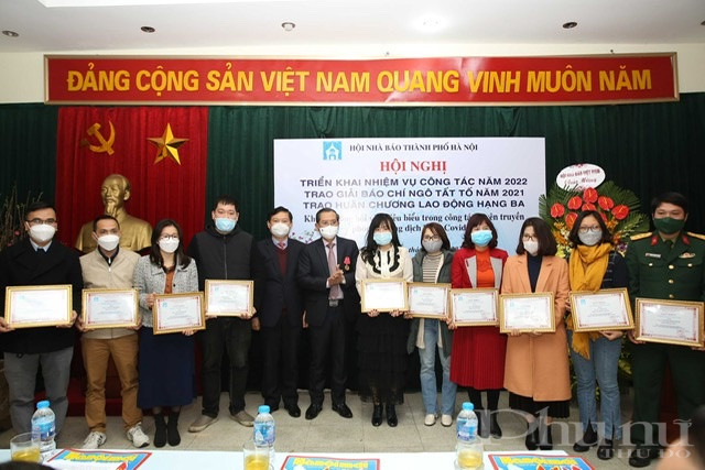 Hội Nhà báo trao Giấy khen cho hội viên tiêu biểu trong lĩnh vực tuyên truyền phòng, chống dịch Covid-19. Hội Nhà báo trao Giấy khen cho hội viên tiêu biểu trong lĩnh vực tuyên truyền phòng, chống dịch Covid-19.