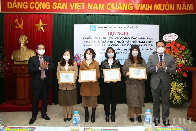 Các tác giả đạt Giải Nhì giải báo chí Ngô Tất Tố. Các tác giả đạt Giải Nhì giải báo chí Ngô Tất Tố.