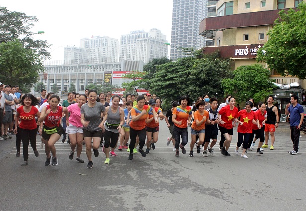 Người dân phường Mộ Lao tham gia chạy việt dã nhằm nâng cao sức khỏe.