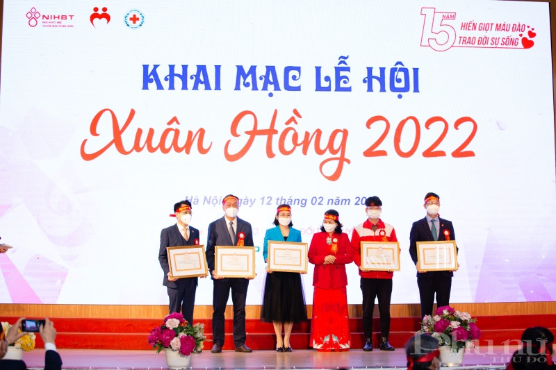 Tại buổi khai mạc, bà Bùi Thị Hòa – Chủ tịch Trung ương Hội Chữ thập đỏ Việt Nam đã trao tặng bằng khen cho 05 tập thể, 15 cá nhân tiêu biểu tổ chức Lễ hội Xuân hồng.