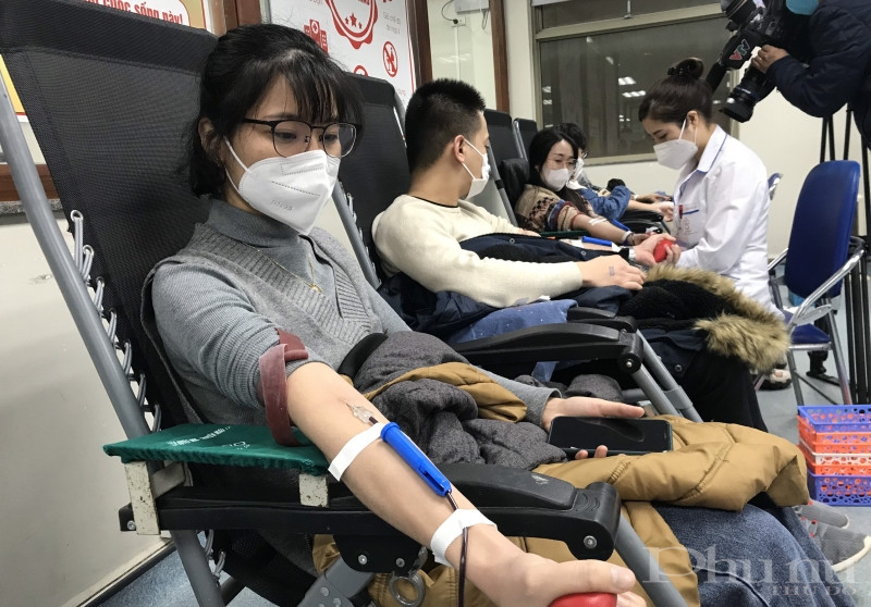 Lễ hội Xuân hồng thu hút sự tham gia hiến máu của đông đảo các bạn trẻ.