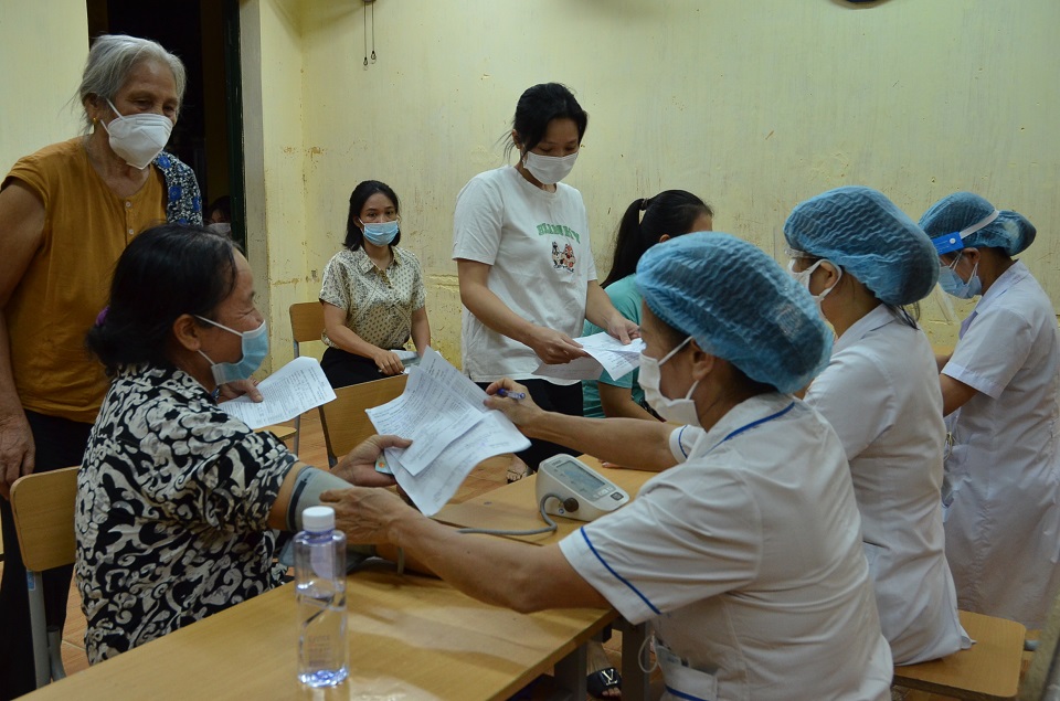 Hà Nội: "Thần tốc" và "Thần tốc hơn nữa" tiêm vắc xin cho các đối tượng có nguy cơ mắc Covid-19 - ảnh 1