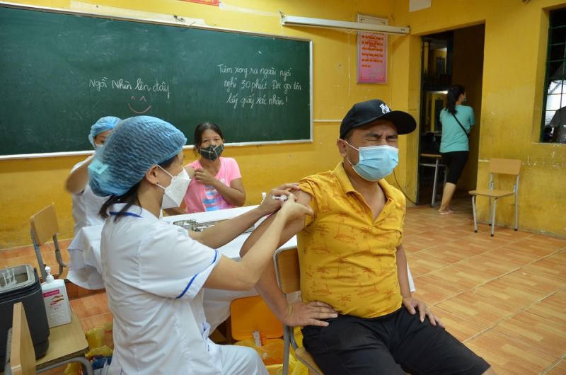 các quận, huyện, thị xã khẩn trương chỉ đạo các lực lượng tiếp tục rà soát, tuyên truyền, vận động và tổ chức tiêm vắc xin phòng COVID-19 cho người thuộc nhóm nguy cơ