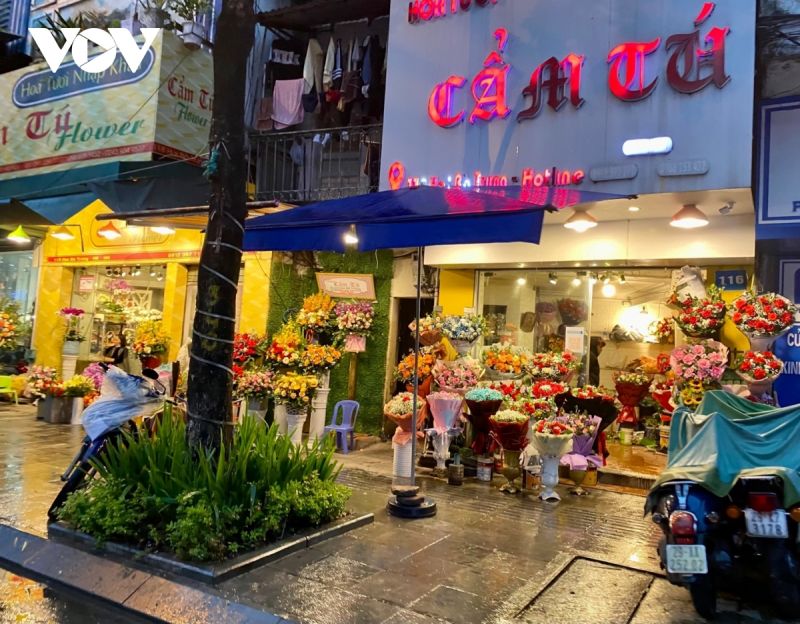 Các cửa hàng bán hàng trực tiếp phục vụ dịp Valentine 2022.