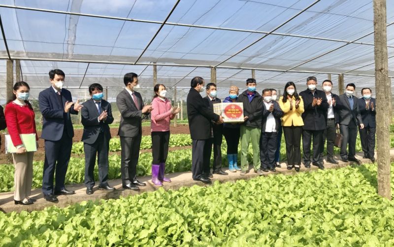 Lãnh đạo TP Hà Nội tặng quà cho hội viên nông dân xã Tiền Yên, huyện Hoài Đức Lãnh đạo TP Hà Nội tặng quà cho hội viên nông dân xã Tiền Yên, huyện Hoài Đức
