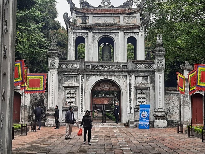 Văn Miếu - Quốc Tử giám vắng khách ngày đầu mở cửa
