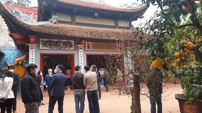 Khách đến Phủ Tây Hồ không quá đông trong ngày Rằm tháng Giêng