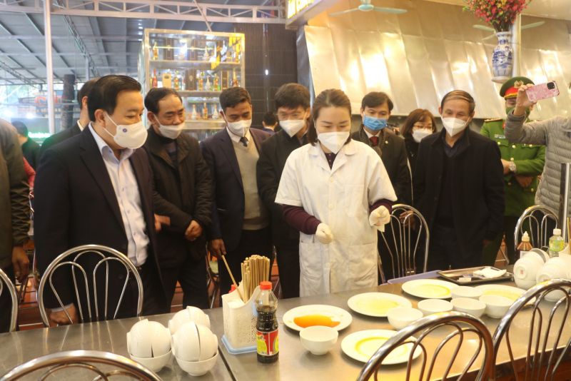 Đồng chí Chử Xuân Dũng và các sở ngành kiểm tra công tác đảm bảo vệ sinh an toàn thực phẩm phục vụ du khách