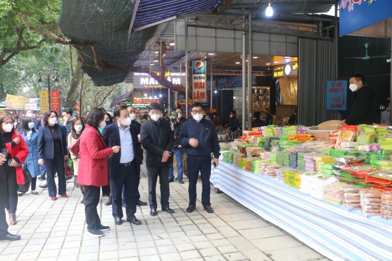 Phó Chủ tịch UBND TP Hà Nội Chử Xuân Dũng và đại diện ban ngành kiểm tra công tác chuẩn bị để đón khách từ ngày 16/2