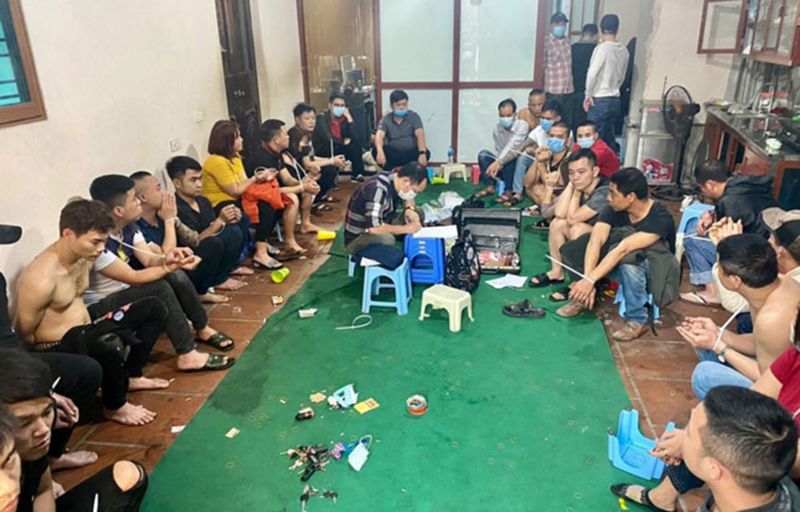 Các đối tượng đánh bạc bị công an huyện Thường Tín, Hà Nội bị bắt giữ 	Ảnh: CACC