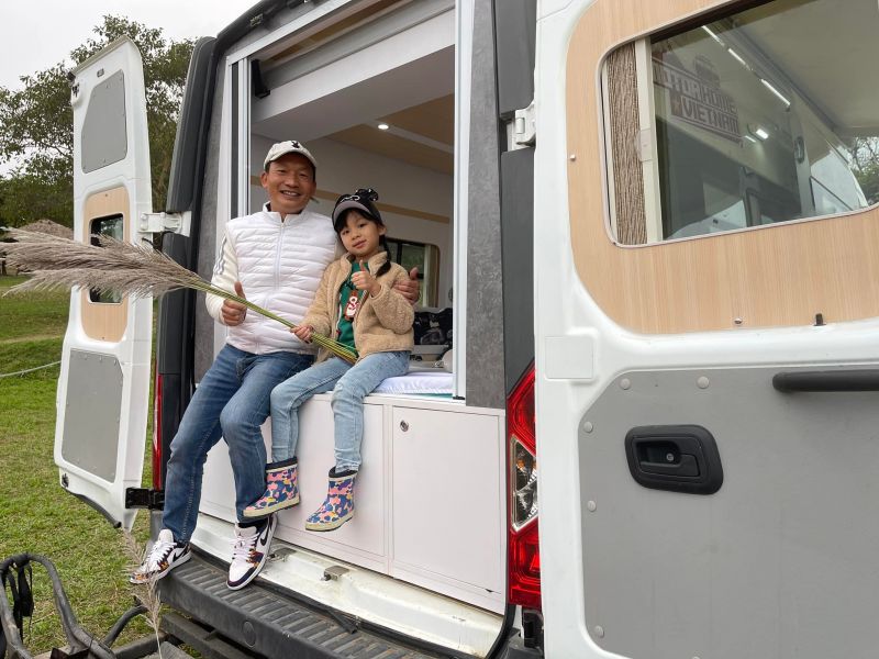 Anh Đoàn Kiều Dũng và con gái bên “ngôi nhà di động” của mình