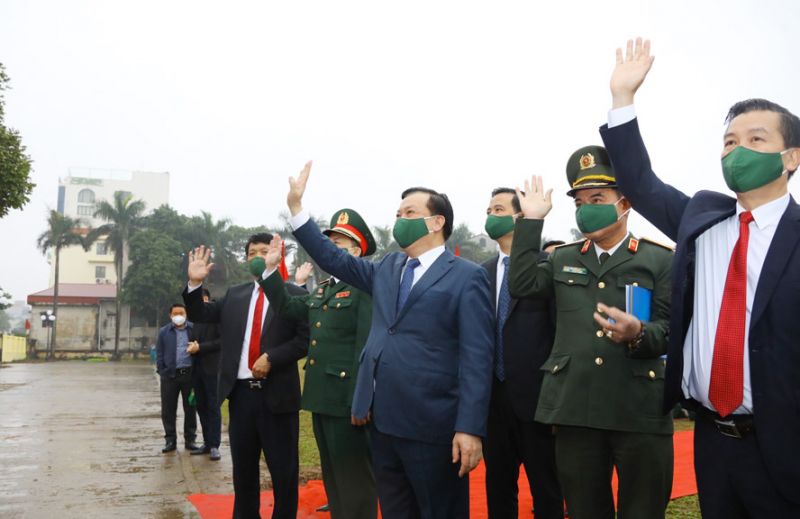 Bí thư Thành ủy Hà Nội Đinh Tiến Dũng tạm biệt các tân binh