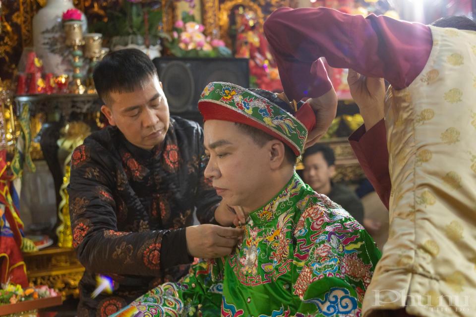 Các thanh đồng luôn có người giúp dâng khăn áo, thay lễ phục sau mỗi giá đồng. Các thanh đồng luôn có người giúp dâng khăn áo, thay lễ phục sau mỗi giá đồng.