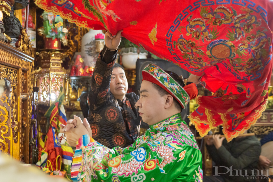 Giá Quan lớn đệ Nhị Thượng Ngàn, vị quan cai quản vùng rừng núi. Giá Quan lớn đệ Nhị Thượng Ngàn, vị quan cai quản vùng rừng núi.