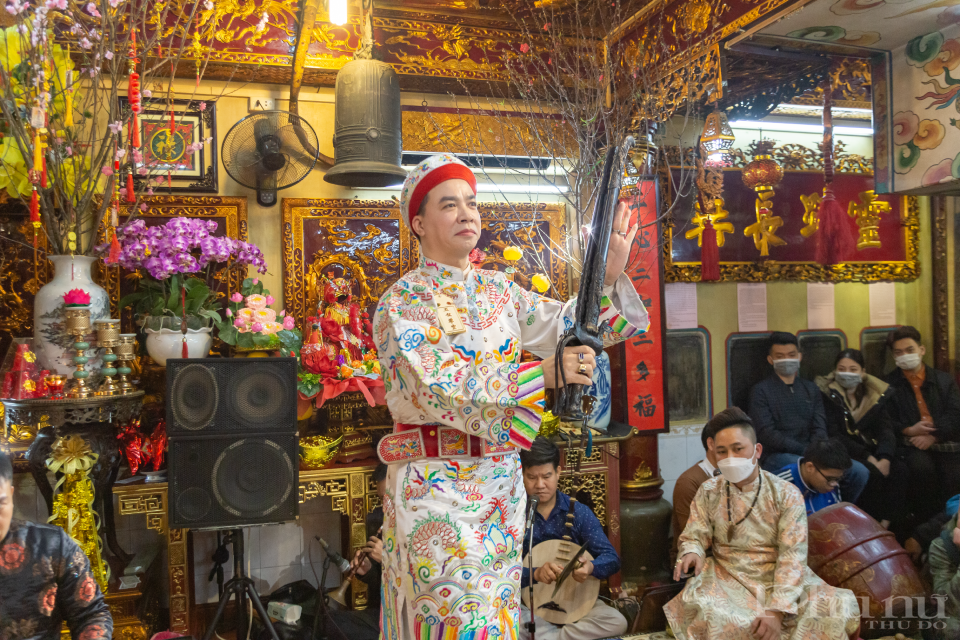 Giá Quan lớn đệ Tam Thủy phủ, vị quan cai quản vùng sông nước. Giá Quan lớn đệ Tam Thủy phủ, vị quan cai quản vùng sông nước.