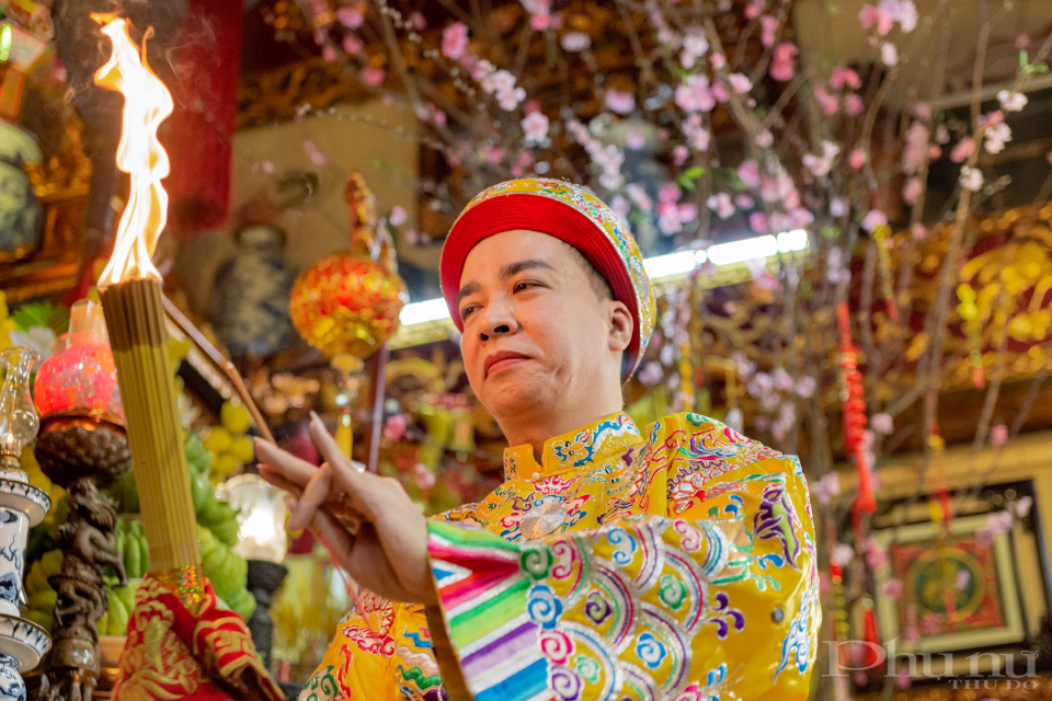 Giá Quan lớn đệ Tứ khâm sai, huyền thoại cho rằng ngài là con trai thứ tư của Vua cha Bát Hải Động Đình. Giá Quan lớn đệ Tứ khâm sai, huyền thoại cho rằng ngài là con trai thứ tư của Vua cha Bát Hải Động Đình.