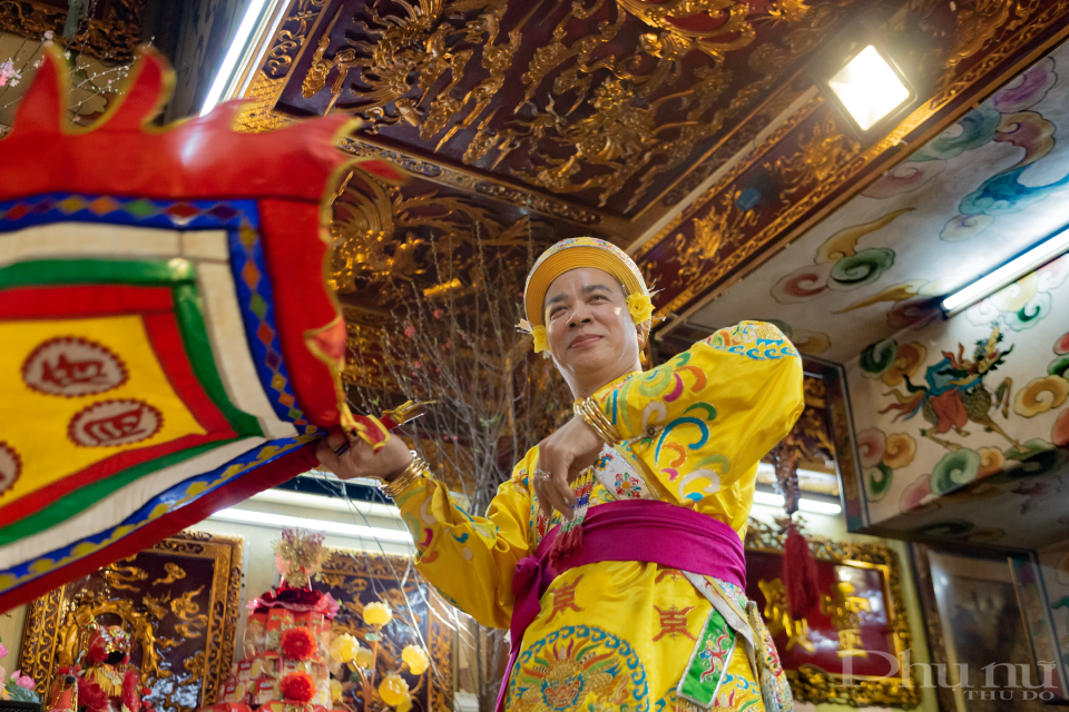 Giá Ông Hoàng Mười Nghệ An. Có người cho rằng ông Hoàng Mười là con của Vua cha Bát Hải Động Đình. Theo lệnh thiên đình, ông giáng trần để giúp dân, giúp nước. Ông Hoàng Mười theo đó cũng là một “Đức Thánh Minh” trong hàng các ông quan Hoàng của tín ngưỡng Đạo Mẫu. Giá Ông Hoàng Mười Nghệ An. Có người cho rằng ông Hoàng Mười là con của Vua cha Bát Hải Động Đình. Theo lệnh thiên đình, ông giáng trần để giúp dân, giúp nước. Ông Hoàng Mười theo đó cũng là một “Đức Thánh Minh” trong hàng các ông quan Hoàng của tín ngưỡng Đạo Mẫu.