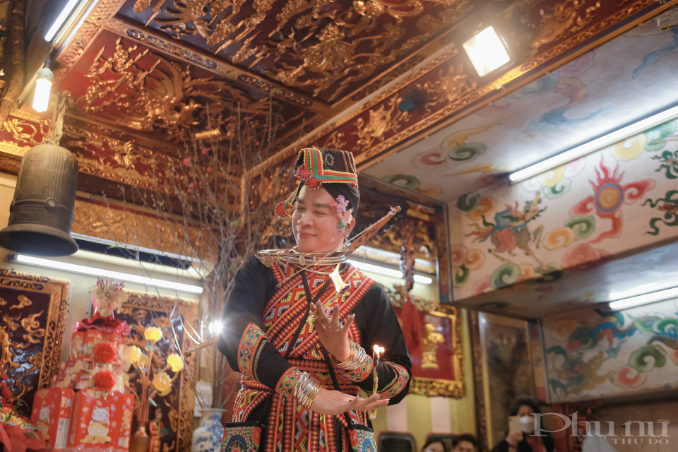 Giá Cô Bé Thượng Ngàn Sơn Trang, vị tiên cô theo hầu Mẫu Thượng Ngàn. Giá Cô Bé Thượng Ngàn Sơn Trang, vị tiên cô theo hầu Mẫu Thượng Ngàn.