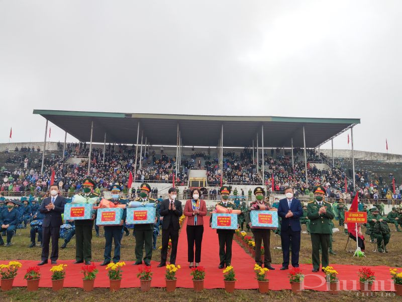 Các đại biểu tặng quà cho các đơn vị trong buổi giao nhận quân