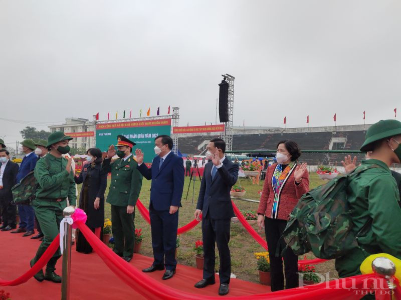 Các đồng chí lãnh đạo TP, huyện và cơ sở vẫy tay và động viên các tân binh lên đường nhận nhiệm vụ và hoàn thành tốt mọi nhiệm vụ được giao