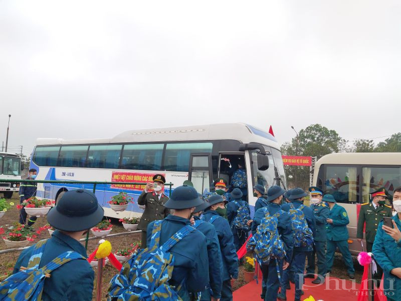 Những chuyến xe nhận quân đưa các tân binh về các đơn vị đóng quân