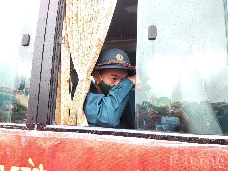 Một đồng chí tân binh đã xúc động trong phút giây tạm xa gia đình lên nhập ngũ năm 2022