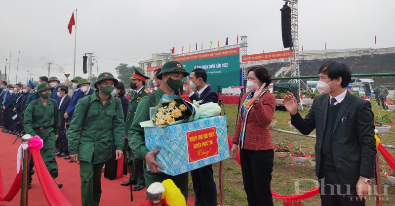 Các đại biểu lãnh đạo động viên và gửi lời chúc các tân binh trưởng thành trong quân ngũ và hoàn thành tốt nhiệm vụ