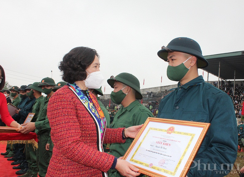 Đồng chí Lê Kim Anh, Thành ủy viên, Chủ tịch Hội LHPN Hà Nội tặng