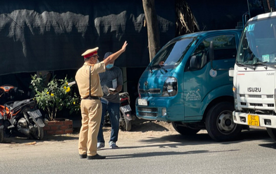 Lực lượng CSGT dừng, kiểm tra lái xe trong cao điểm ra quân xử lý vi phạm nồng độ cồn, ma túy. Lực lượng CSGT dừng, kiểm tra lái xe trong cao điểm ra quân xử lý vi phạm nồng độ cồn, ma túy.