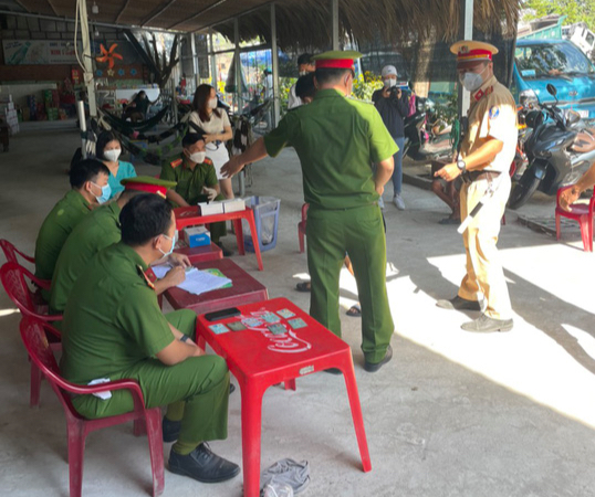 Lực lượng chức năng phối hợp kiểm tra các lái xe sử dụng ma túy, rượu bia tại khu vực bến, bãi, kho cảng, góp phần nâng cao hiệu quả trong đảm bảo trật tự an toàn giao thông. Lực lượng chức năng phối hợp kiểm tra các lái xe sử dụng ma túy, rượu bia tại khu vực bến, bãi, kho cảng, góp phần nâng cao hiệu quả trong đảm bảo trật tự an toàn giao thông.