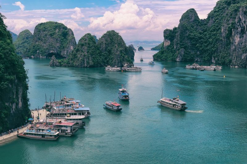 Vịnh Hạ Long - điểm đến hấp dẫn của nhiều du khách trong và ngoài nước khi đến Việt Nam Vịnh Hạ Long - điểm đến hấp dẫn của nhiều du khách trong và ngoài nước khi đến Việt Nam