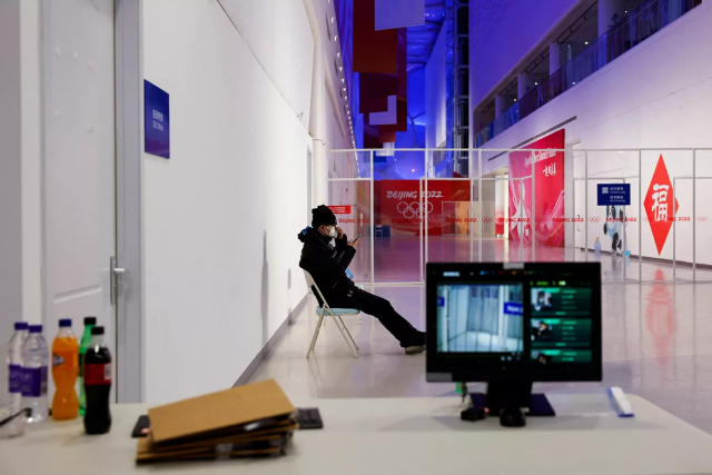 Nhân viên bảo vệ tại Trung tâm thể thao dưới nước quốc gia.