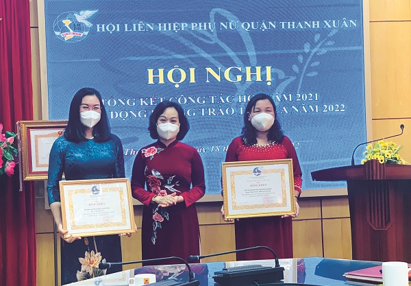 Bà Phạm Thị Thanh Hương, Phó Chủ tịch Hội LHPN TP Hà Nội tặng Bằng khen của Trung ương Hội cho Hội LHPN quận Thanh Xuân và phường Khương Đình