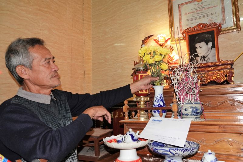 &Ocirc;ng Phan Đ&igrave;nh Nga b&ecirc;n b&agrave;n thờ anh trai - Anh h&ugrave;ng lực lượng vũ trang nh&acirc;n d&acirc;n Phan Đ&igrave;nh Linh