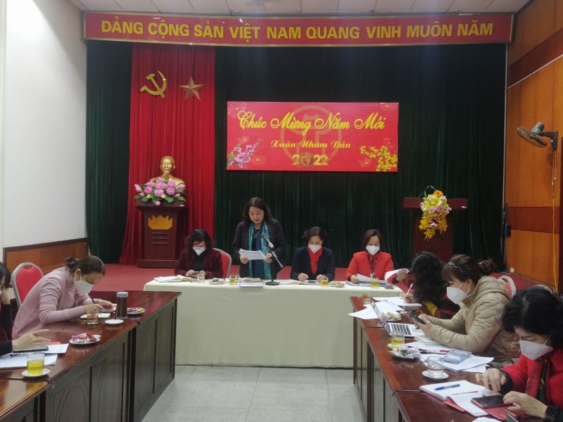 Đồng ch&iacute; Nguyễn Thị Thu Thủy, Ph&oacute; Chủ tịch Thường trực Hội LHPN H&agrave; Nội b&aacute;o c&aacute;o kết quả hoạt động Hội trước, trong v&agrave; sau Tết Nguy&ecirc;n đ&aacute;n Nh&acirc;m Dần