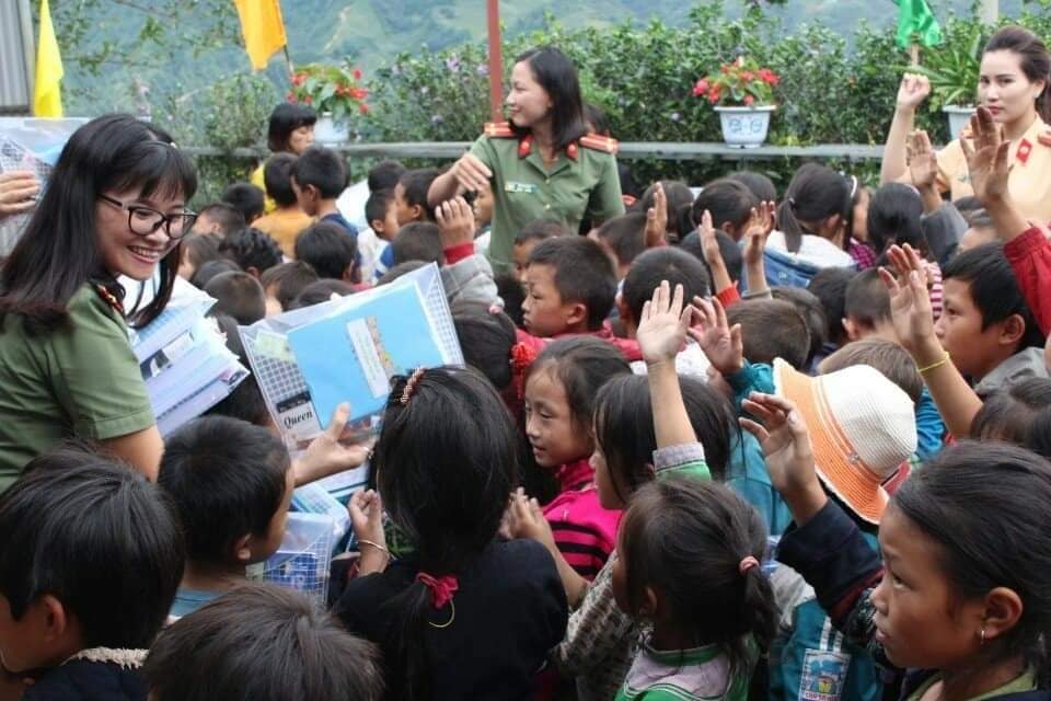 Trung tá Bích Hậu tích cực tham gia các chương trình thiện nguyện