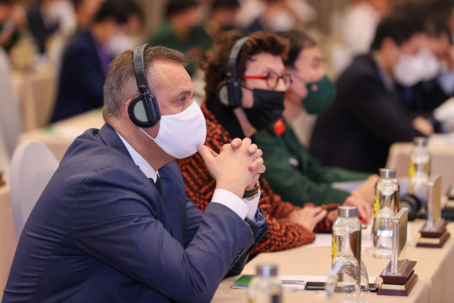 Đại biểu c&aacute;c tổ chức quốc tế tham dự hội nghị theo d&otilde;i những h&igrave;nh ảnh trong phim t&agrave;i liệu về hậu quả bom m&igrave;n tại Việt Nam - Ảnh: VGP/Nhật Bắc